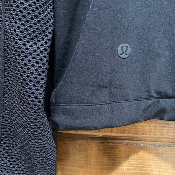 Lululemon Black Mesh Catch a Breeze Pullover - Picture 7 of 8